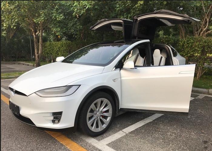 model x-购车总价 | 我是今年五月份提的这辆车，当时买的时候没有优惠，仅仅购置税都花了7万多，再加上杂七杂八的费用一共花了89万多，裸车大概是将近80万。
同级对比 | 相比较于耗油的车子来说，它最大的优点是就是节能环保，我之前开的是奥迪A6L，感觉modelx的各方面都比它要好，比如说驾驶过程中没有换挡的顿挫感，操作感流畅。而且养它不像养油车那样费钱。
故障吐槽 | 在高速上行驶的时候有两三次感觉后门处有些异响，也没太在意，还有就是它的车身饰板处有缝隙，不密合。
空间 | 车内空间还是挺够用的，
