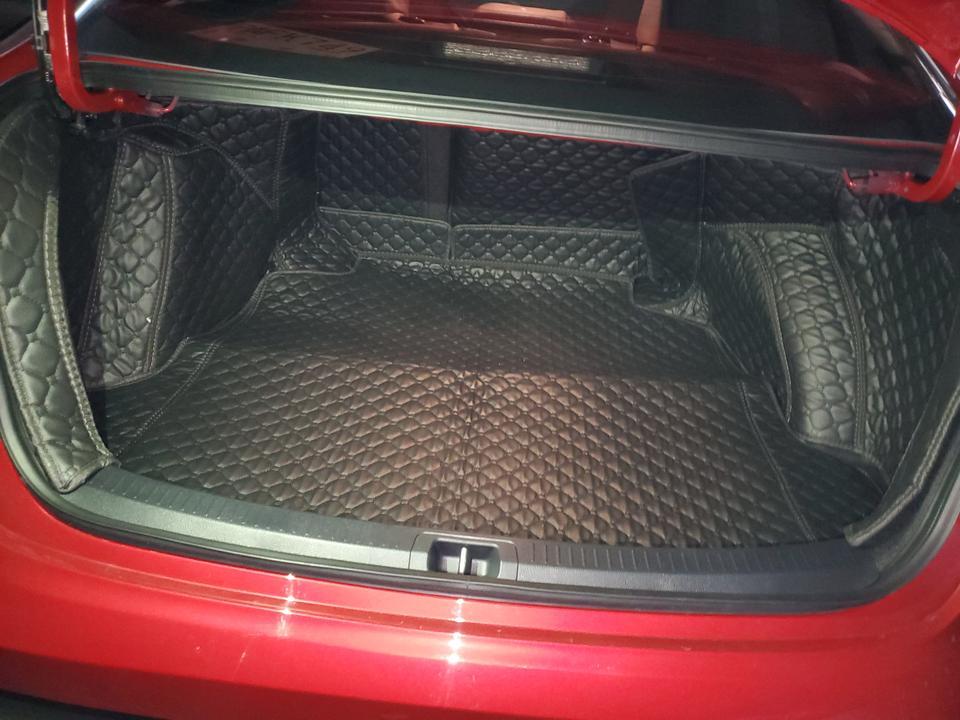 安全配置高，动力挺满意，比思域差点，点烟器设计绝对是脑残啊！
买车的时候去看19款宝来传奇领先版，样子没什么亮点，但是价钱合适啊！真正让我放弃买这个车的原因是，真的太肉了，2020款发动机是EA211高功率1.4T版本，但是价格不香和速腾的价格差不多了。也考虑过飞度，动力好，省油，还便宜，但是只有顶配的才给esp车看着那么小，一点都不大气。本来打算去丰田雷凌那看看，再去看本田的，车一开始也没看上，试驾的结果让人满意，安全配置高，绝对是雷凌的一大亮点，再加上3年免息的诱惑，直接交钱办手续。虽然是17号交的钱