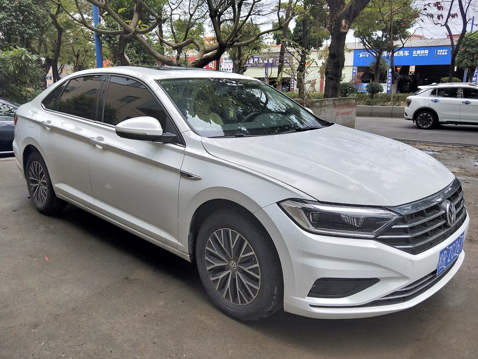19款速腾1.2t ，5000公里驾驶感受

19款1.2t 自动舒适国六，裸车14.99万优惠3.6万，发票少开一千送一年延保，没本地指标上外地牌，贷款落地14.5万不含利息。便宜也好贵也罢，差不了多少，销售说就算终端给你的优惠再大，我们也会增加点别的选项把钱赚回来，总之羊毛出在羊身上。

外观:不详述，外观内饰都偏商务，四平八稳不吸睛，自己喜欢就行。

内饰:前排座椅软硬适中，包裹性不错，两侧承托到位，持续驾驶一两小时腰会酸，后排座椅比前排舒服一点，后排腿部空间同级别里面应该算得上优秀，但车宽没有优势