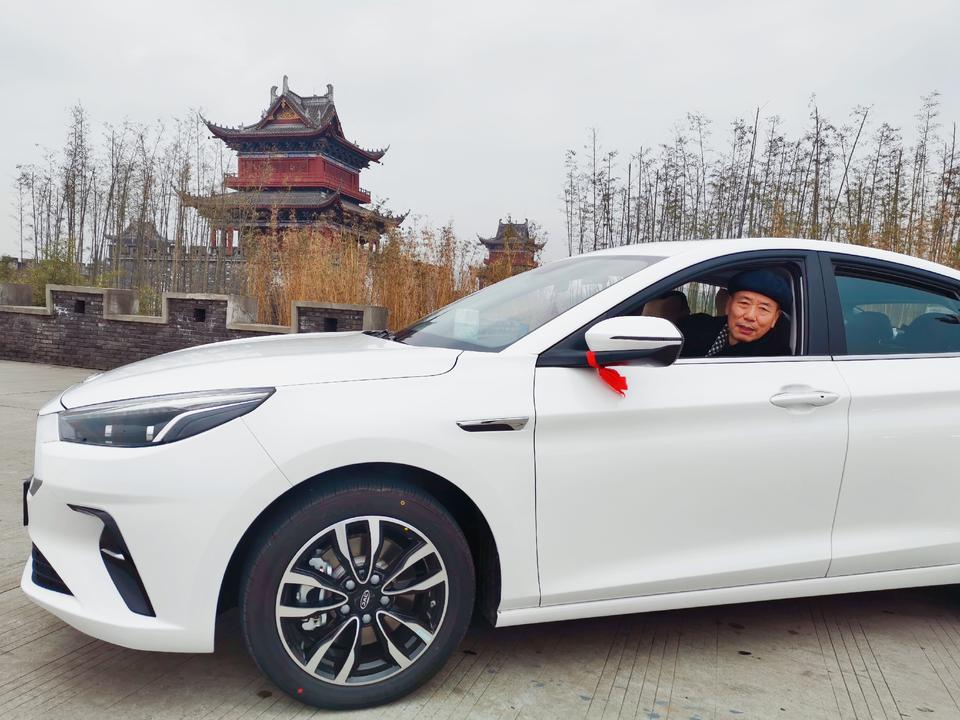 嘉悦a5-外观：
轿跑设计，美观，像跑车，流线不错，年轻感强，我就喜欢年轻的感觉?
内饰：
内饰全是软塑材质非常不错，新车也没啥味道，我还用测甲醛的测了，没有超标，棒！氛围灯也是不错的，很特别。
驾乘：
开着舒服，前后都是独立悬架的，这个做得特别好。静音效果也是很好的，高速120/130都没啥声儿。底盘好，稳定性也好。

