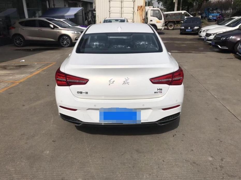 家里的老大众开了有些年头了，想换辆车改善一下生活品质，选车时考虑了本田雅阁，但是在小区门口的广告牌上看到了红旗H5，瞬间就被他征服了。立马就在周末去4S店看车，一股强大的气场就把我吸引了，我丝毫没犹豫的告诉了销售就要红旗H5，原因很简单因为他叫红旗，这是一种情怀！买车时跟销售好一顿谈，最后有2.5万的优惠，落地15.42万。
他的外观非常的豪华大气，做工非常不错，各个接缝都很细致，朋友说这个车的钣金漆面都很好，说的我也不是很懂，在外面开着十分的拉风，而且很招人的目光，谁都会看两眼，家族式的直瀑布式的大格栅