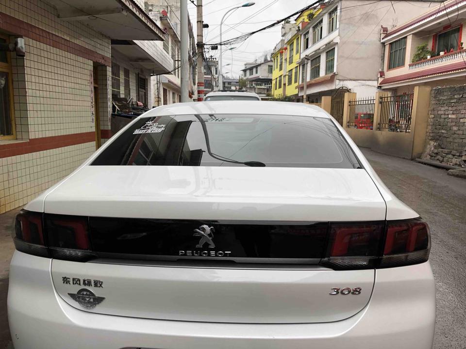 标致308-颜值 | 其实一直都挺看好法系车，对门哥哥是雪铁龙的。好几年了也没任何毛病。对法系车挺有好感，有一次路过标志的店门口，直接被308吸引了，现在的法系车这么好看了。前脸霸气，和日间行车灯相呼应，真是大气。非常运动不失时尚。尤其是尾灯够拉风，标志性的尾灯。一眼相中。
空间 | 前排我身高176左右做好以后头部还有位置，调好位置后后排也够用，说真的法系车对比别的车还是有点小，后排座三个人正好，不适合长期做，出远门，后备箱够大。牺牲了后座，后备箱就大了。清明出去玩带孩子的小推车，各种东西完全无压力。够