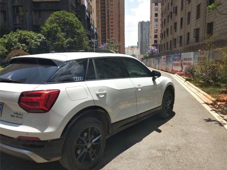 购车总价 | 我买的这辆车是奥迪Q2L，进取动感型，买到手后，就给发动机安装了护板，又喷装了底盘护甲。落地价是24.8万。
同级对比 | 与奥迪Q2L同级别的车有宝马X2和大众途观L，这几辆车相比较之下，感觉从外观方面看，奥迪Q2L更漂亮一些，而宝马X2的设计太古板，空间方面也有点小。，大众途观L的发动机声音有些大，最后研究决定还是选择了奥迪Q2L。
故障吐槽 | 目前为止，我这辆车行驶了7300多公里，没有出现任何问题，所以在这里就不吐槽了。
空间 | 我的身高是1.8米，体重是9公斤，在前排座椅上头上