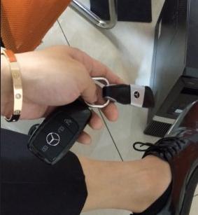 购车总价 | 买这辆奔驰c级2019款的时候，它的裸车价格是28.6万，购置税加保险等其他费用之后，落地价格是32.9万，这个价格还算可以。
同级对比 | 在买这辆奔驰的时候也看了其他车，比如奥迪a4l，在试驾之后，虽然感觉两个车的差距不大，但是自己还是喜欢奔驰这款车前大灯的设计，于是就决定买下这款车。
空间 | 这辆奔驰c级2019款是一个4门5座3厢车，它的内部空间还是比较充足的。我181的身高平时坐在主驾驶的位置，也不会感到拥挤。
驾驶体验 | 这辆车的驾驶体验还是非常不错的，它不像宝马那样激进，又