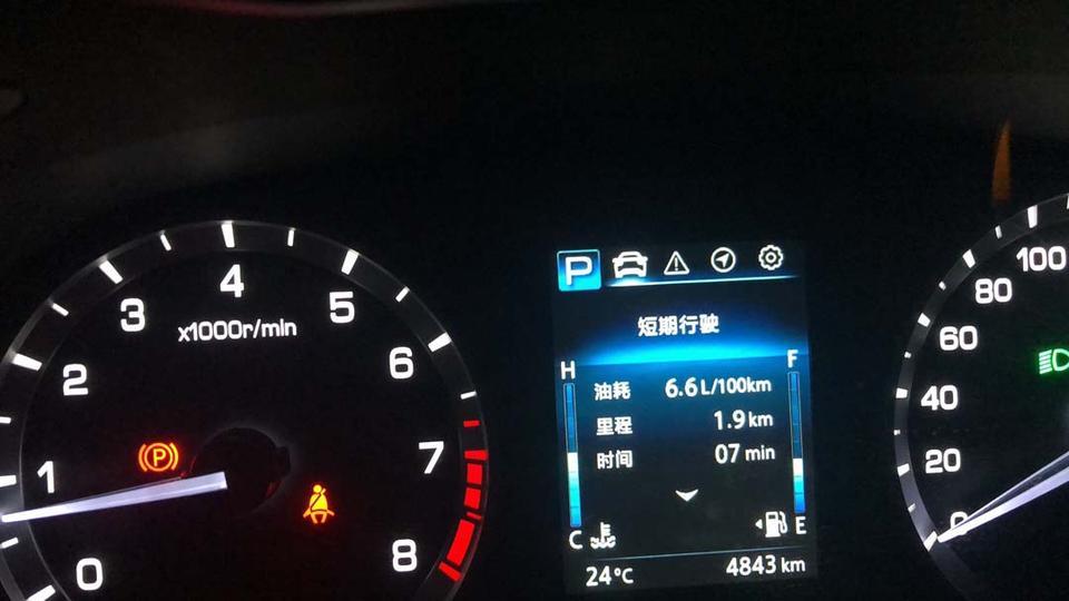 逸动-购车总价 | 裸车价格9.55万，落地总价11.09万。
同级对比 | 选择的原因，车型好看颜值高，动力强，内饰好看，配置高，还有价格也可以是我可以接受的价格，相比同样十万以内的合资车，以上几方面可以说直接秒杀合资车。
空间 | 2710的轴距还是很可以的，车身宽1820，后排并排坐三个人完全没有问题。后备箱的空间也是非常大，可以装下孩子的很多东西。
驾驶体验 | 这款1.4T蓝鲸版，158的马力，提速时大点油门，推背感很强，电子的方向盘高速很沉稳，低速很轻快，开着很轻松，真皮包裹的方向盘，手感非常