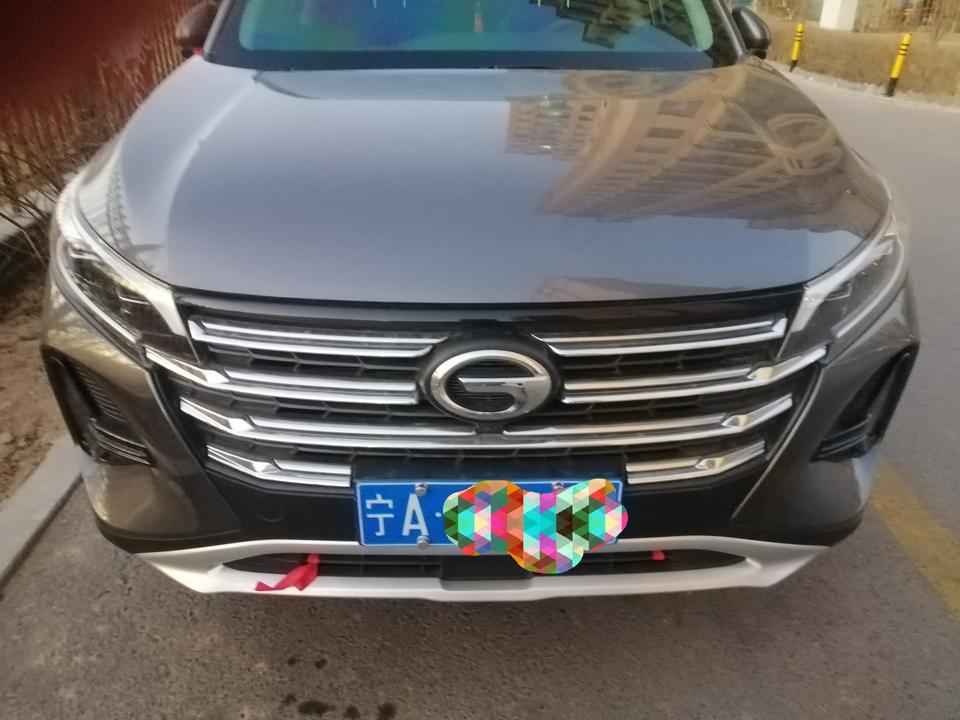 本人八零后但不油腻的大叔一枚。人生第二辆座驾是11月26号入手的2020款传祺GS4，悄悄地告诉你，我可是宁夏地区首台20款GS4哦。
说实话，在换车之前大概一个月的时候吧，就开始在网上了解各种车型的优缺点，因为我的第一台车是轿车，所以我首先确定一定要买SUV，主要是SUV的空间大，然后根据预算就确定买落地15万左右的了。什么长安啊，哈弗啊，传祺啊看了个遍，结果没看出个子丑寅卯，于是乎带着老婆直奔4S店，其实主要看的还是上面提到的这几个品牌。
当来到传祺店的时候，销售小哥的热情把我和媳妇牢牢地留在了店里，