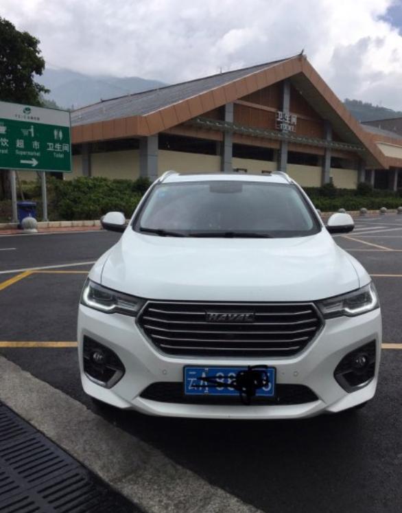 购车总价 | 哈弗H4的裸车购买价是10.6万，总体上看这个价格能够接受，毕竟车子是很不错的。
同级对比 | 哈弗的性价比对比同价位的车很高，质量也很有保证，并且价格也是很符合我自己的预算，挺不错的。
空间 | 平时上下班开车，坐在车子里特别的宽敞，在座位旁边还有不少的储物空间，能放不少的东西，在收纳的同时也是特别的整洁，真的很不错。乘坐空间的话，我觉得我1米76的身高，在驾驶位置调整好坐姿，头顶一拳的间隙。
颜值 | 外观普遍家族式的前脸咱也不用说了，看了这么久都很喜欢，很耐看，侧面的腰线也很流畅。大灯