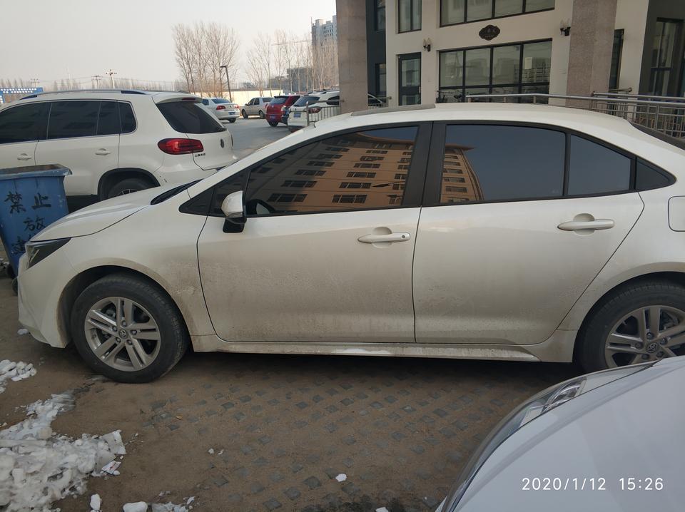 高尔夫·嘉旅-2019年就有购车计划，一直在关注着汽车，从最初的德系高尔夫嘉旅，到年底提车的广汽丰田雷凌1.2T豪华版，这段时间以来可以说是在网上看了很多不同车型不同配置的信息。
在没有购买雷凌以前，我是一名忠实的大众粉，一直钟爱着高尔夫，尤其是嘉旅的出现，换车就准备换高尔夫嘉旅，可是德系车小毛病多的口碑，和周围朋友的建议，最终还是毫不犹豫的选择了广汽丰田雷凌。
为什么选雷凌，就是因为他的性价比确实高，在卡罗拉和雷凌之间同款配置的车型卡罗拉要贵出五千，可能这就是品牌的溢价率吧，媳妇是比较喜欢卡罗拉的，因为