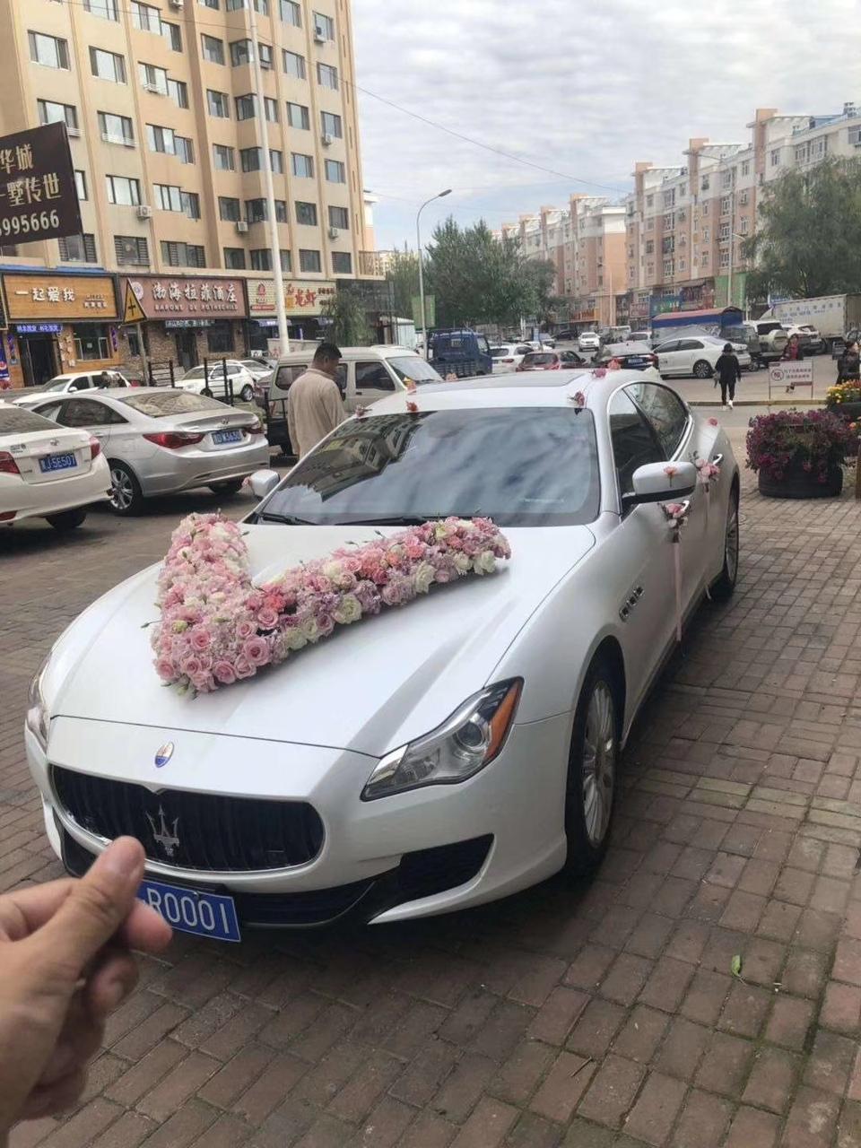 总裁-裸车价格147万，落地价格162，商家当时赠送了全车隐形车衣全车贴膜！
这台车和奔驰S还有路虎对比，最大的优势是不会让人有那种烂大街的感觉！内饰用料采用的是最顶级的小牛皮！音响效果都是找的丹麦的调音师定制得，豪华程度可见一斑！
市区内综合油耗22升左右长途油耗17升！
前排空间我179身高头顶还有三拳的高度腿部位置很宽敞，座椅是按照人体工程学去设计的！
后排空间瑕疵比较大，我坐在后排腿会顶到前排的座椅上，头也几乎顶到了上顶棚！
车载娱乐系统很智能语音识别速度很快。
值得夸奖的是发动机动力秒杀一切同级