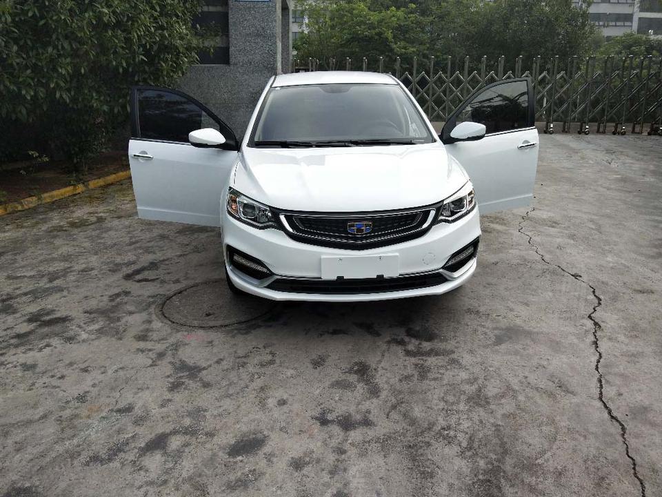 购车总价 | 原车5.99万，优惠下来5.29万，办好下来6.4万。
同级对比 | 起初也看过长安的CC，对比了一下，外观颜值力略胜远景，但性价比不如远景，而且远景的油耗也要低一些，作为家庭用车，感觉哪个划算买哪个，也就选了远景。
空间 | 空间挺满意的，后排空间也是非常不错的，173的我可以伸得开腿，后排中间也处理得非常不错，几乎没有什么凸起。
驾驶体验 | 1.5的排量，不充沛，但家用够了，手机档车型，一方面也看驾驶者，开着空调的情况下，动力有轻微的减弱。方向盘指向比较精准，操作轻盈，驾驭起来特别灵活
