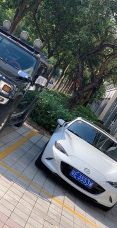 丰田86-同级对比 | 就像买一个小而且有个性的车，看过丰田的86，相比之下还是MX-5的油耗和操控更能吸引我。
购车总价 | 广东广州，裸车33.9万，落地38万。
油耗 | 综合油耗百公里8L，在市区基本也就10个油，所以对于油耗我是相当满意的。
驾驶体验 | 低速时方向盘感觉就像跟卡丁车一样没有助力，在车流中穿梭的时候也像像极了开卡丁车。
