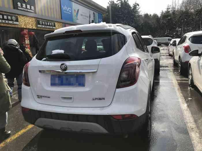 购车总价 | 裸车价13.5万，落地15.7万
故障吐槽 | 后备箱平时放些东西还可以，出去旅游东西一多就装不了了。隔音效果太差，正常驾驶胎噪声不大都能传到车来，上了高速还能听到风噪声。
空间 | 前排空间还是很舒服的，我调整好座椅后，空间还是很开阔，视野也很好，储物空间设计得不错，门板上很多储物格，可随心所欲放各种乱七八糟的小东西。
驾驶体验 | 1.6t涡轮增压发动机搭载6at变速箱，对女司机来说这样的动力配置已经很不错了，本来我开车也不怎么喜欢开快的，开着昂科拉会觉得起步稍微慢了点，但还算平顺。方向