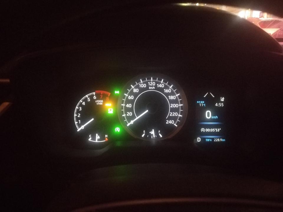 卡罗拉-车绝对是好车，平常开开城市路，还没过磨合期，差不多七百公里了吧，油耗还没下来，操控不错，油门也比较给力，响应及时，空间感觉了略小，我一米八的个子在后排顶头，腿部看起来感觉小，我一般都在驾驶位，视觉上看起来挤，可能是我加了座套鼓鼓囊囊的，总的还说还算够用，风噪胎噪是有，但还能接受(没开过高速)，出过一次小事故，10多迈追尾一辆起亚suv，车头塑料凹陷惨不忍睹，起亚车尾只有几道划痕，换了个保险杠1500，维修这块价格还是不便宜，虽然车子铁皮薄，不分地方用手能摁的动，但是通过中保研测试，对车身刚性还是很