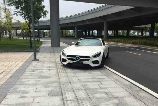 amg gt-购车总价 | 这款车的裸车价是在130万，在是奔驰的一种新增车型，价格是我很满意。
同级对比 | 对比价格类似的一些车，我觉得我还是会选择这款，因为它外观相当霸气。
空间 | 这款奔驰的空间还是延续了奔驰一向的特点，空间不会大，但个人感觉还可以。
颜值 | 这车的颜值真的是绝了，不过奔驰奔驰的外观向来就是好看的，只是它在好看的同时还很霸气。
内饰 | 里面非常漂亮，整洁大方。在整洁的同时，让人感觉非常的豪华，这可不是所有车都能够做到的。
驾驶体验 | 我个人体验非常好， 它能够在保证速度的同