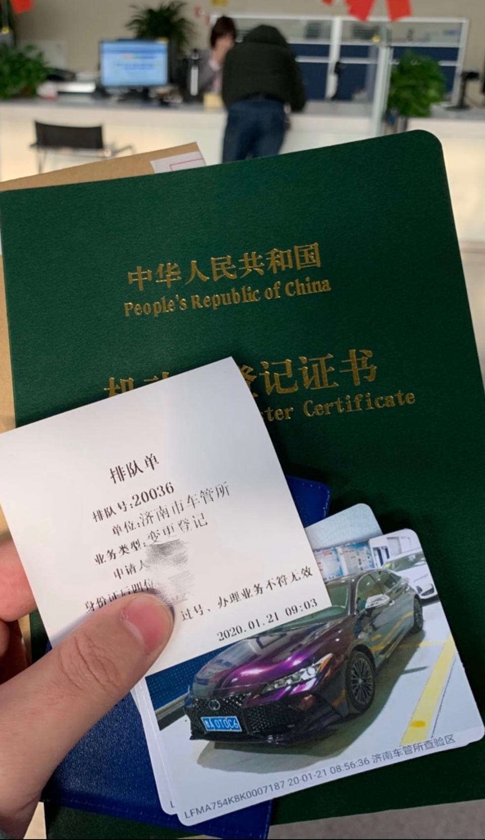 从高中开始就是车迷，那时候喜欢收藏车模，和朋友们一起分享汽车杂志，但是自己拥有的第一辆新车还得从关注的美版亚洲龙TRD黑武士，颜值爆表还有我最喜欢的贯穿尾灯更增加了运动与战斗气息！我喜欢前脸大气的车型，最早座朋友的君越Avenir时候就喜欢上了他的外观颜色伯爵紫我喜欢深邃的紫色和乘坐舒适度与隔音降噪水准，朋友也推荐我和他买一样的，主要是大面积锁子甲中网让我非常心动，可惜无奈提车时候老款国五没车，新款优惠2000还要等车。最后还是坚持了我自己的选择，亚洲龙2.5汽油顶配版，没选混动的几个原因1⃣️主要是等三