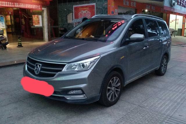 宝骏730-购车总价 | 我车用了6.58万。这个价位买一辆7座的性价比很合适
同级对比 | 同样对比了东风菱智。但是宝骏更加的省油，而且外观上比菱智要有型的多。
空间 | 乘坐空间非常的大。后排座椅可以放到那样，后备箱就可以放很多东西，平常用来拉东西也是可以。
颜值 | 外观比较时尚大气，而且也比较年轻化，适合年轻人开，且730感觉还是比较耐看的。
油耗 | 油耗还是可以的，平常市区走的多，高速也跑的多综合下来也就是七个油，平常比较注意油耗这方面，所以开的比较稳。
