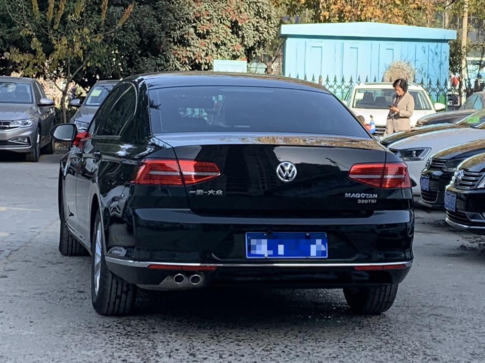 第一辆开的就是大众的车，对大众这个品牌还是挺有信赖感的，再买新车也没想换新牌子，因为自己的性子也是属于比较安稳的哪种，不喜欢太过张扬的风格，所以对大众低调沉稳的一贯风格也是比较喜欢和认同的。当时在帕萨特和迈腾之间犹豫了好久，两款车无论是定位还是风格实在是太相似了，最后还是听朋友的建议和自己的预期价位，选择了迈腾。
就外观上来说，迈腾绝对算不上那种一眼就能抓住人眼球的类型，尽管和前代相比，迈腾做了很多时尚年轻化的改动，显得更具有时尚感，但整体的低调务实沉稳有力的骨架还是没有变的，有大众情怀的人我想都是迷恋这