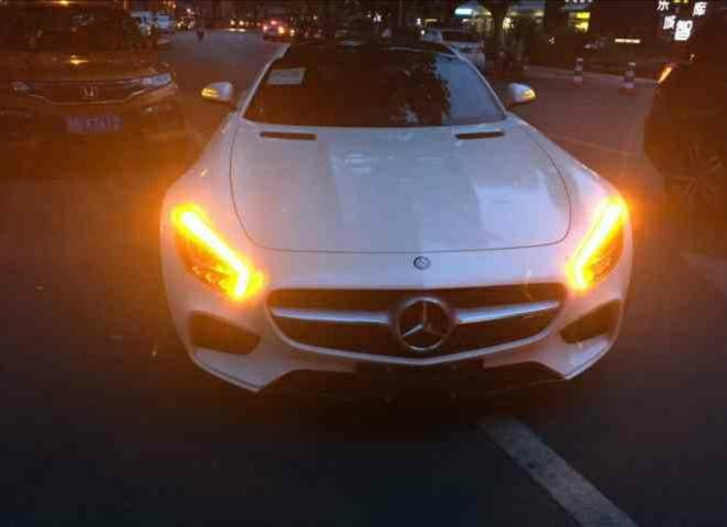 amg gt-购车总价 | 这款车的裸车价是在130万，在是奔驰的一种新增车型，价格是我很满意。
同级对比 | 对比价格类似的一些车，我觉得我还是会选择这款，因为它外观相当霸气。
空间 | 这款奔驰的空间还是延续了奔驰一向的特点，空间不会大，但个人感觉还可以。
颜值 | 这车的颜值真的是绝了，不过奔驰奔驰的外观向来就是好看的，只是它在好看的同时还很霸气。
内饰 | 里面非常漂亮，整洁大方。在整洁的同时，让人感觉非常的豪华，这可不是所有车都能够做到的。
驾驶体验 | 我个人体验非常好， 它能够在保证速度的同
