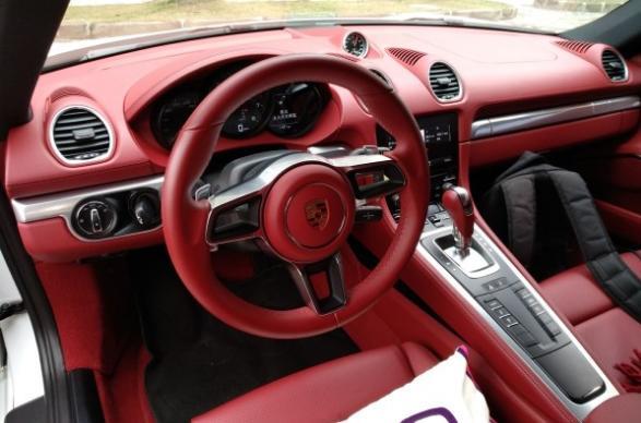 裸车价：64万落地价：75万#同级PK: 试驾了奥迪TTRS和保时捷718 Cayman，觉得奥迪TTRS的400马力的动力参数更强，但是品牌价值和操控性会比保时捷差一些，最后我还是选了保时捷718 Cayman。#外观时尚：在经典外形的基础上，这一代718 Cayman进行了一定的改良，无论头灯还是尾灯的样式都进行了一些变化，变得更加时尚。#内饰精致：内饰设计比较精致，7英寸操控中控屏显示效果清晰，界面设计美观。#空间充足：这款车的内部空间设计比较合理，我身高187厘米，坐在驾驶位也很舒适。#油耗合理：