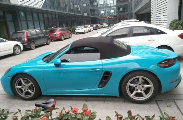奔驰slc级-裸车价：63万落地价：73.7万#同级PK: 试驾了奔驰SLC和保时捷Boxster，觉得奔驰SLC的动力更强一些，但是操控性不如保时捷Boxster，所以最后我选择了保时捷Boxster。#外观时尚：保时捷Boxster的外观设计比较时尚，车门后方的进气口设计的很漂亮。#内饰精致：保时捷Boxster的内饰设计也比较精致，运动风格座椅乘坐非常舒适。#空间充足：作为一辆入门级的跑车来说，这辆车的内部空间还是很充裕的。#油耗合理：我的百公里油耗是11.5升，我觉得比较合理。#操控一流：转向很精