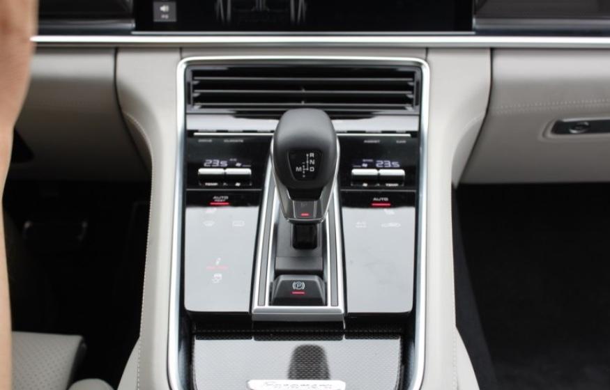 panamera-购车总价 | 裸车98万元，主要是预算有限，提了最新的丐版，不然就提4s了，总价提车上路一共123万元，选装了11万配置，21寸大轮毂，内部sportchrono组件和氛围灯，为了我那帅气又有实力的小帕，这点费用花得值！
同级对比 | 当时选车的预算其实是控制在100万元的，谁让我去店里看中了保时捷就一发不可收拾呢，期间其实还看过奥迪a7，想想也在预算内，上路肯定能控制在100内，最后看了小帕后真的只能忍忍心加了20w提了，想想还是要买最心意的车最好
空间 | 空间和a7基本差不多，都是
