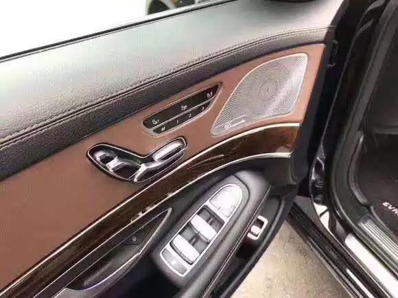 奔驰s级-当时提车裸车160＋W 很满意， 做生意多年犒劳一下自己，比起奥迪A8或者说宝马7系，迈巴赫永远是最会享受的一个，真皮座椅，后排舒适度更高，关上车门，轻轻往后一躺就是与尘世隔绝，陆地头等舱不是白叫的。不论是会客还是谈生意 ，面子都够了。车身线条流畅细长，轮毂很大气，尾灯很大气优雅，后雾灯在保险杠下方，细节设计的不错，360度影像很清晰，尤其是它的后座可以躺下，比别的车胜出的地方就是他有脚拖，不满意的地方就是底盘，我觉得它应该有一个地毯底盘，那样才能显示出它的与众不同，大气
#后排空间大
这么长的