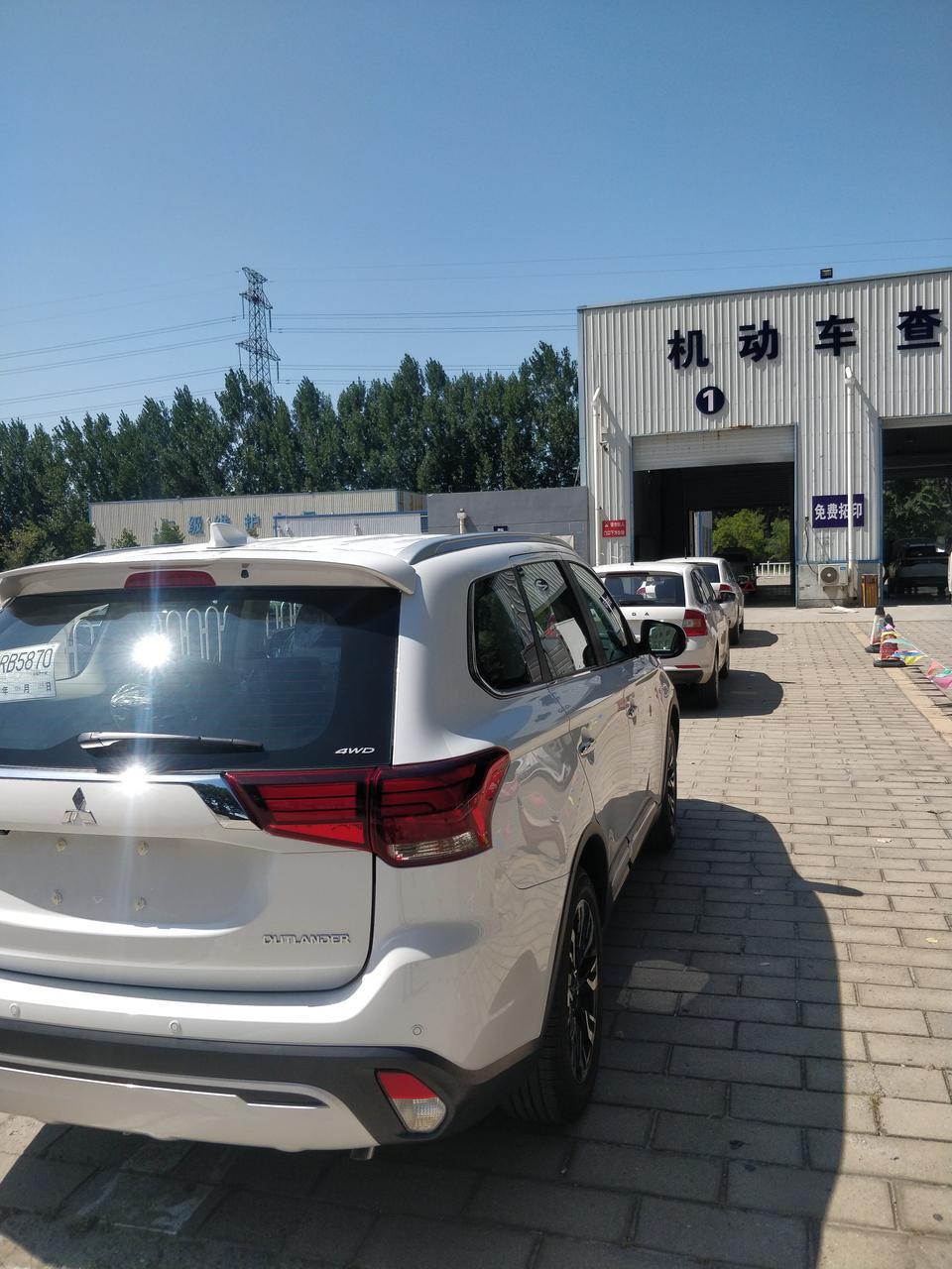 欧蓝德-购车总价 | 裸车16.58万，贷款手续费3000，八万三年免息，无其他附加费用，算购置税+保险19万落地。
空间 | 空间非常适合家用，后排空间和后备箱非常富余
内饰 | 内饰中规中矩，无科技感可言，驾驶实用配置统统配齐，同价位车型少有的七个气囊
驾驶体验 | 20万以内首选也是唯一的四驱合资SUV，动力随踩随有，很充足，加速很线性，新手比较好上手
颜值 | 三菱家族霸气前脸，自动LED大灯晚上光源很棒
油耗 | 提车三天，高速+国道+省道，均衡油耗7个左右，还未进市区拥堵路段，市区估计油耗会有