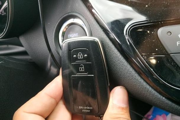 购车总价 | 这辆车裸车的价格是15.58万，再加上购置税以及保险的费用，我算了一下落地价差不多是18.14万。
同级对比 | 买这辆车之前，我也看了本田缤智的2017款 1.8L CVT 两驱豪华型这款车，但是从车身的前脸设计来看，我比较喜欢丰田的这款车，大气，时尚感很强，反正是我喜欢的年轻活力款，本田缤智那款车就太朴素了。
颜值 | 我特别喜欢这款车的外观，前脸的大灯是我比较满意的，而且LED灯带是渐近线的，我很喜欢，开出去朋友都说好看。
内饰 | 内饰颜色的搭配我是真的爱了，简单大气，车内也没有什么