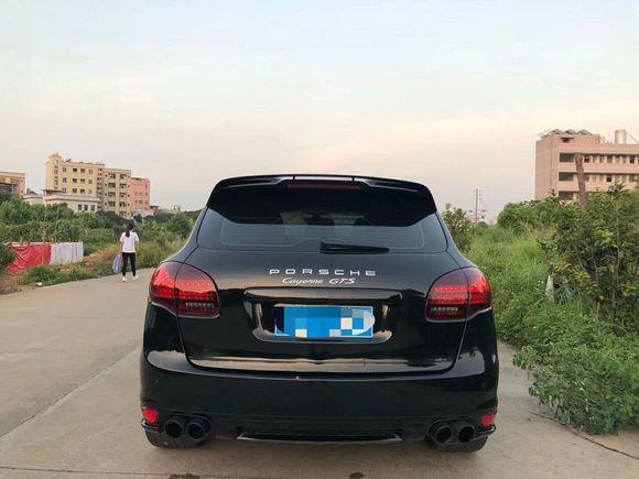 cayenne-2014年6月，买的保时捷卡宴，4.8gts。裸车266万。基本能送的都送，送的东西一般，用了没几天全扔了换的新的。买之前就看了两款车，卡宴和宝马740。一个轿车，一个越野，老婆倾向740，我倾向卡宴，这俩周围伙计都有开，和老婆一起去乘坐了下，决定，卡宴，看着更骚气一点。
#外观很漂亮 
外观不用讲，两个字漂亮，三个字，很漂亮，曲线感很好，在路上识别度也很高，suv有这么漂亮的也不多见。满意。
#车尾灯不太好看 
整车不好看的地方就是尾灯了，一点都不显眼，配不上这个车的外形，也配不上这个的