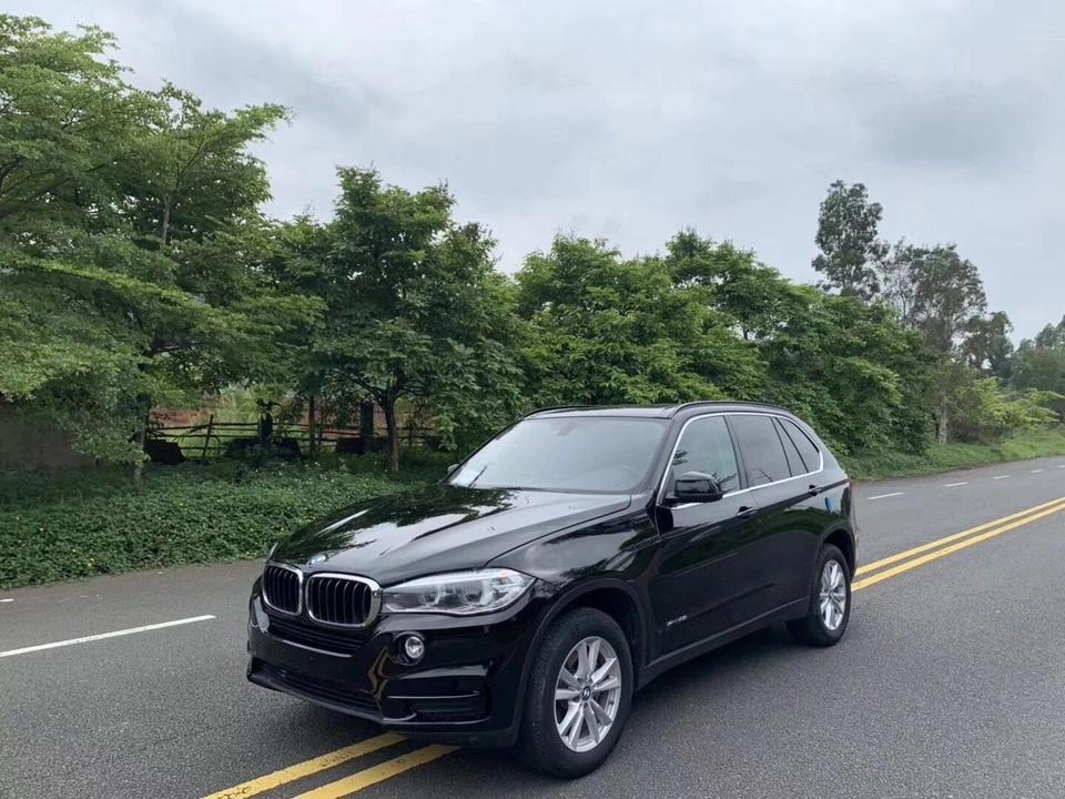 宝马x5-购车总价 | 当时裸车80多万，由于新款优惠的比较少，加上购置税保险上牌，落地一共下来将近100万。
同级对比 | 当时看了奔驰，奥迪。家里有一辆奥迪a6，想换个品牌开开，在奔驰和宝马的试驾对比中发现宝马的操控要比奔驰好点，所以选择了宝马的x5。
故障吐槽 | 目前新车才开出1000公里，没有出现小毛病。
空间 | 空间挺大的，本人身高180，做后排，腿部空间有2拳左右，头部1拳左右，后排挺宽大，而且做3个人一点也不拥挤，后备箱的空间也特别大，满足一家三口出行和自驾游都不在话下。
驾驶体验 | 