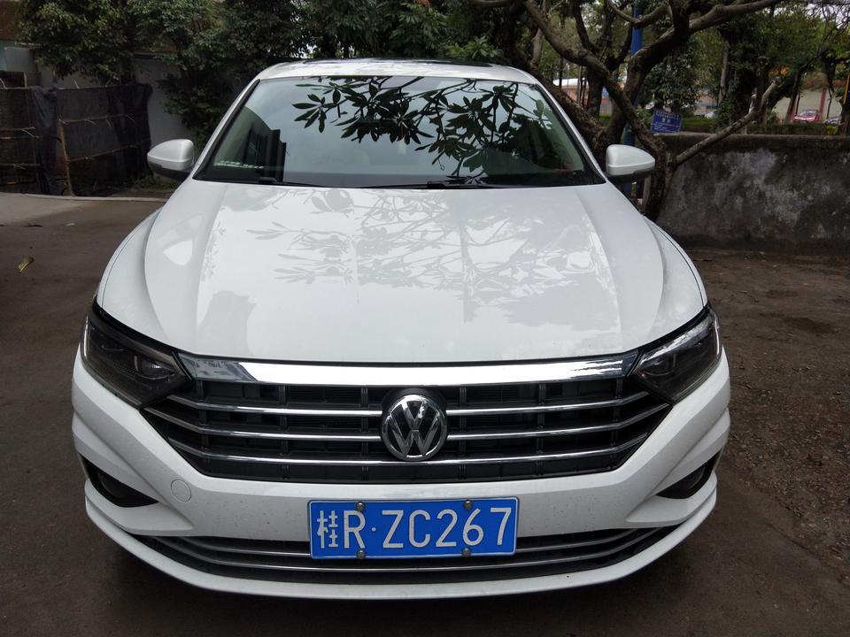 19款速腾1.2t ，5000公里驾驶感受

19款1.2t 自动舒适国六，裸车14.99万优惠3.6万，发票少开一千送一年延保，没本地指标上外地牌，贷款落地14.5万不含利息。便宜也好贵也罢，差不了多少，销售说就算终端给你的优惠再大，我们也会增加点别的选项把钱赚回来，总之羊毛出在羊身上。

外观:不详述，外观内饰都偏商务，四平八稳不吸睛，自己喜欢就行。

内饰:前排座椅软硬适中，包裹性不错，两侧承托到位，持续驾驶一两小时腰会酸，后排座椅比前排舒服一点，后排腿部空间同级别里面应该算得上优秀，但车宽没有优势
