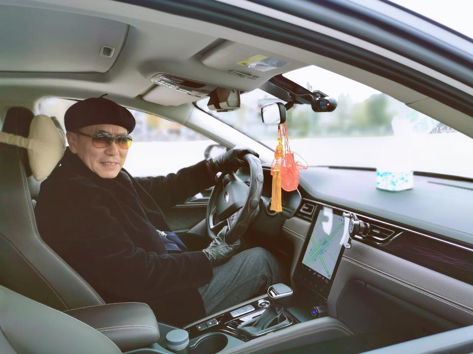 嘉悦a5-外观：
轿跑设计，美观，像跑车，流线不错，年轻感强，我就喜欢年轻的感觉?
内饰：
内饰全是软塑材质非常不错，新车也没啥味道，我还用测甲醛的测了，没有超标，棒！氛围灯也是不错的，很特别。
驾乘：
开着舒服，前后都是独立悬架的，这个做得特别好。静音效果也是很好的，高速120/130都没啥声儿。底盘好，稳定性也好。

