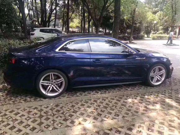 想买一款运动型的车，一直在想是选择奥迪a5 coupe好呢还是奔驰c系300coupe好，最后终于决定买了奥迪a5 coupe 这辆车装下来总共花了50来万，心在滴血呀，但是为了我的所爱很值得。
#外观漂亮 奥迪a5coupe是很中规中矩的类型，但是奔驰c系300coupe就比较时尚了，在这点可能奥迪a5coupe就比较弱一些，但是在led灯两辆车的造型都没话说，尾部的设计奥迪a5coupe的视觉营造效果更好，冲击力也比奔驰更强。
#乘坐空间满意 奥迪a5coupe和奔驰c级300coupe相比，奥迪a5