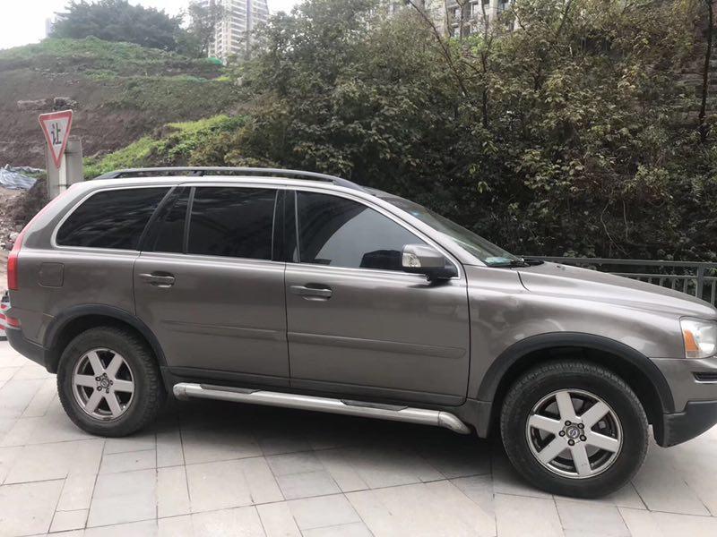 沃尔沃xc90 phev-这个车提车的时候是83.4万，加装花了4.5万，很喜欢这个车的空间大，并且动力强劲，动力输出平顺性稍差
跟路虎相比，因为比较注重车的安全性能，所以选择了沃尔沃，自认为沃尔沃的安全性能比较高点
跟奥迪a8相比，后排很宽松舒适，动力性能差不多，但是刹车系统偏软
外观稳重大方 : 外观很低调奢华，并且内饰做的很细腻奢华，并且感觉很帅气，特别喜欢这个车的颜色，比较稳重，车漆很厚实
空间乘坐舒适 : 车内空间很大，座椅很舒适，驾驶位的座位也很大，后排的位置也挺舒服的，遇到坑坑洼洼的地方，也