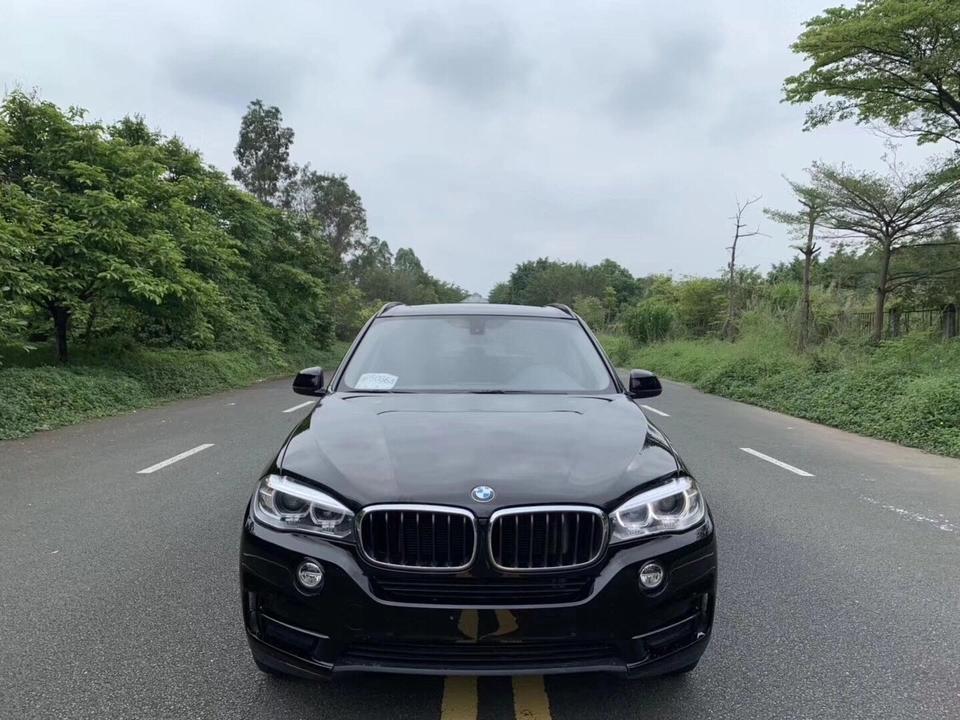 宝马x5-购车总价 | 当时裸车80多万，由于新款优惠的比较少，加上购置税保险上牌，落地一共下来将近100万。
同级对比 | 当时看了奔驰，奥迪。家里有一辆奥迪a6，想换个品牌开开，在奔驰和宝马的试驾对比中发现宝马的操控要比奔驰好点，所以选择了宝马的x5。
故障吐槽 | 目前新车才开出1000公里，没有出现小毛病。
空间 | 空间挺大的，本人身高180，做后排，腿部空间有2拳左右，头部1拳左右，后排挺宽大，而且做3个人一点也不拥挤，后备箱的空间也特别大，满足一家三口出行和自驾游都不在话下。
驾驶体验 | 