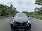 宝马x5-购车总价 | 当时裸车80多万，由于新款优惠的比较少，加上购置税保险上牌，落地一共下来将近100万。
同级对比 | 当时看了奔驰，奥迪。家里有一辆奥迪a6，想换个品牌开开，在奔驰和宝马的试驾对比中发现宝马的操控要比奔驰好点，所以选择了宝马的x5。
故障吐槽 | 目前新车才开出1000公里，没有出现小毛病。
空间 | 空间挺大的，本人身高180，做后排，腿部空间有2拳左右，头部1拳左右，后排挺宽大，而且做3个人一点也不拥挤，后备箱的空间也特别大，满足一家三口出行和自驾游都不在话下。
驾驶体验 | 