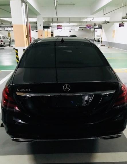 同级别的车基本比不过奔驰S级，豪华感营造打遍全同行无敌手～
【最满意】
外观大气奢华的内饰红宝石漆面很特别，一开始黑色的阳光下是暗红色的这个颜色回头率很高，转向灯前雾灯氛围灯都很好看而且操控很方便车身腰线及其简约，上下各一条，平时注意不到开起来很优雅
【最不满意】
九速变速箱有一定的顿挫感，但是可以接手前排没有座椅记忆也没有座椅通风，这是个缺点。就不想自己加装就算了吧，希望今后的新版本能改。防爆胎的胎噪稍微有一点点难，特别是在废沥青马路上。超过60km以上的时候，胎噪就会比较大的，后期的保养费用偏高。
#