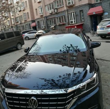 购车总价 | 裸车的价格是20.79万，后来我又加上保险费和购置税等一些其他的费用，最后的落地价大约是23.86万。
同级对比 | 当时去看车的时候我还看了一下迈腾这款车，最后买帕萨特的原因很简单，就是我不喜欢迈腾那款车的前脸设计，一点都不流行，不符合我的审美，还是帕萨特这款车更符合我的风格，性价比也高。
颜值 | 我就是看中这款车的颜值才买的，我很喜欢这款车的前脸设计，尤其是大灯设计的很有个性，是我喜欢的风格，爱了爱了！
油耗 | 油耗在我能接受的范围之内，我一般都是在市区里开，油耗大约在8个油左右，在