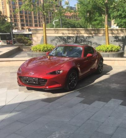 马自达mx-5-同级对比 | 没见过车，没摸过车，没试驾过车，当时一听全国只有500辆直接就把定金交了，估计很多车主都跟我一样属于盲订。
购车总价 | 陕西西安，裸车34.88万，落地40万。
油耗 | 实表显示百公里油耗9个，比我想象中要低，而且我买车从来就不在乎油耗。
驾驶体验 | 转弯会有轻微侧倾，但这种侧倾感觉像是车子故意传给你驾驶感受，方向盘有点重但是很灵敏。
