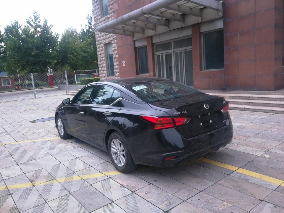 购车总价 | 裸车15.08，落地17.2左右。
同级对比 | 定车前比较过雅阁，迈腾等B级车，也看过宝来速腾和轩逸，总的来说性价比还是天籁更胜一筹，空间妥妥的够用，动力2.0自吸家用也足够了，三大件除了变速箱口碑都还不错，保值的话没怎么考虑，我个人认为我不是个能频繁换车的人，主要是经济能力不允许。其实最开始考虑的是宝来和轩逸，但是四儿子店你们知道的，轩逸一分优惠没有，落地要14多了。宝来高傲的像一只白天鹅，最后在同事的鼓捣下看了本田和迈腾还有天籁。本田得益于近期发动机故障问题，果断拜拜，迈腾的话主要是我