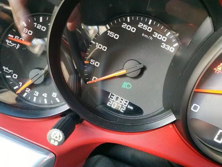 裸车价：156万落地价：172.5万#同级PK: 试驾了日产GTR R35和保时捷911，GTR不愧东瀛战神的称号，动力非常强大，但是操控性略逊于保时捷911，所以我最后还是选择了保时捷911。#外观经典：外观设计维持了保时捷的经典家族式设计，在路上的辨识度很高。#内饰精美：保时捷911的内饰设计比较精美，五环仪表盘造型非常漂亮。#空间充足：保时捷911的内部空间还是比较充足的，我自己使用觉得乘坐和储物空间都很充足。#油耗合理：我的百公里油耗是12.5升，还是比较合理的。#操控流畅：七档双离合变速箱换挡非