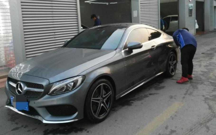 购车总价 | 裸车39万，交了购置税上了保险有个45万吧，比预算多了几万块，但不得不说贵的车开得就是爽。
同级对比 | 同级车里奥迪A4和宝马都没太考虑，天真的想换一辆跑车来着，可惜囊中羞涩，看了奔驰C级还挺满意，性价比可是高于一些跑车了，加了点钱就买了。
空间 | 平时主要开车接老婆上班，基本只坐前排，俩人都不是很高我一米八左右，感觉空间很宽松，后排座椅能放倒，放两个行李箱是没问题的。
驾驶体验 | 方向盘较轻，动力还挺满意的，升档很顺滑，悬挂不错开着很舒坦，座椅算是舒服的了，整体还不错。
油耗 | 软