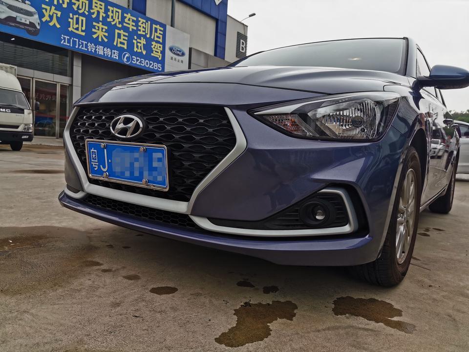 购车总价 | 3月份购车，当时优惠8000元，全部落地九万多点，现在好像不止优惠8000元了。
同级对比 | 开始家里人让我买锋范或者威驰，说日本车开不坏。我也知道日系车耐用又省油，但感觉日系车都太薄了，轻飘飘的，配置也低，外观也不是我的菜，对比过后，发现还是悦动性价比最高，而且现代口碑也不错，好看又好开。
故障吐槽 | 这车大灯总是高低不一，夜间行车比较费神。
空间 | 轴距2650mm，头部空间和腿部空间都很好的
活动空间，满载5人不算宽裕但也不会觉得挤。
驾驶体验 | 没有很激烈地驾驶过，不过这车也
