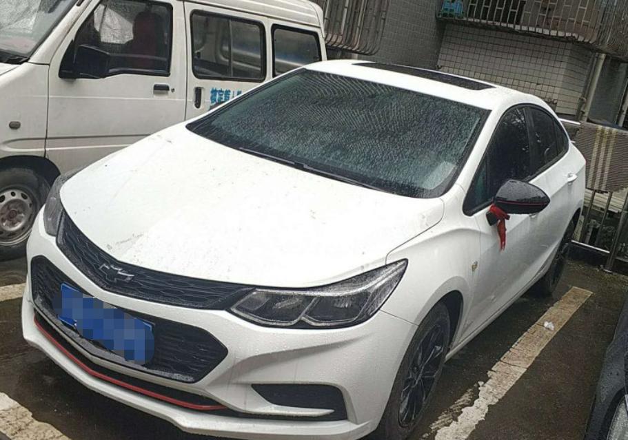 购车总价 | 落地价9万，买车的时候预算是在10万之内，这个刚刚好。
同级对比 | 当然也对比了其他车型，但是科鲁兹是我一直关注，并且欢喜的车之一，也想过法国车。不过这种价位，这种配置，也只有科鲁兹了。
空间 | 我觉得空间还是不错的，带着家人出现，或者和同事兜兜风，没见他们说拥挤，后备箱容积够大，开口也大，这个我觉得很舒心。
颜值 | 科鲁兹的车身线条比较流畅柔和，整体来看很时尚，有点炫酷。觉得我觉得很适合我的性格，内敛中有点张扬。车如其人，哈哈，很适合我。
油耗 | 油耗是我最满意的地方，最佳耗油4.