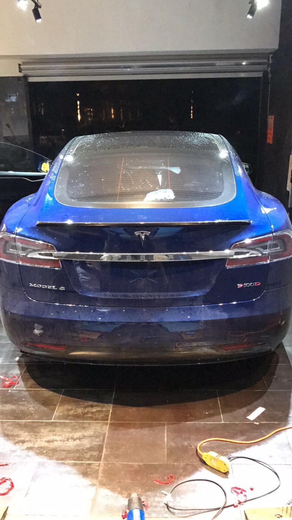 model s-购车总价 | 当时没有优惠，新车裸车价80.63万，加上保险，上牌下来89.45万，新能源车型没有购置税。
同级对比 | 买车就看中了特斯拉的新能源，毕竟做的挺不错。科技感十足。
故障吐槽 | 新车刚买的时候后门有瑕疵，只怪验车没看清楚，后来去4s店，人家不承认，
空间 | 空间还算可以吧，本人173，做后排腿部空间有1拳左右，头部空间有3指。后备箱空间表现不错，满足一家三口的一家游出行还算可以。
驾驶体验 | 动力输出特别够用，百公里4.3秒的加速成绩，方向盘指向精准，悬架调教的挺不错，