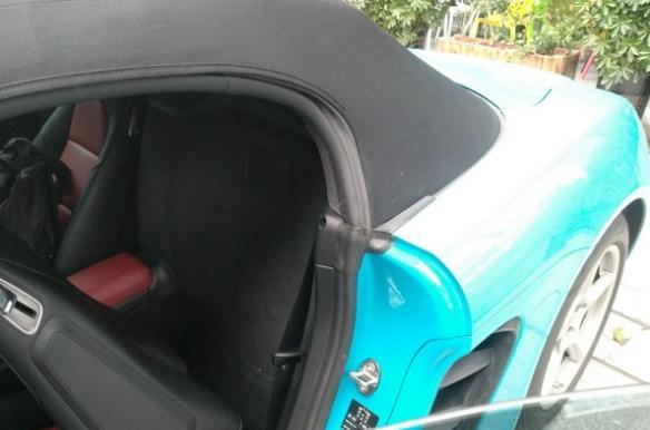 奔驰slc级-裸车价：63万落地价：73.7万#同级PK: 试驾了奔驰SLC和保时捷Boxster，觉得奔驰SLC的动力更强一些，但是操控性不如保时捷Boxster，所以最后我选择了保时捷Boxster。#外观时尚：保时捷Boxster的外观设计比较时尚，车门后方的进气口设计的很漂亮。#内饰精致：保时捷Boxster的内饰设计也比较精致，运动风格座椅乘坐非常舒适。#空间充足：作为一辆入门级的跑车来说，这辆车的内部空间还是很充裕的。#油耗合理：我的百公里油耗是11.5升，我觉得比较合理。#操控一流：转向很精