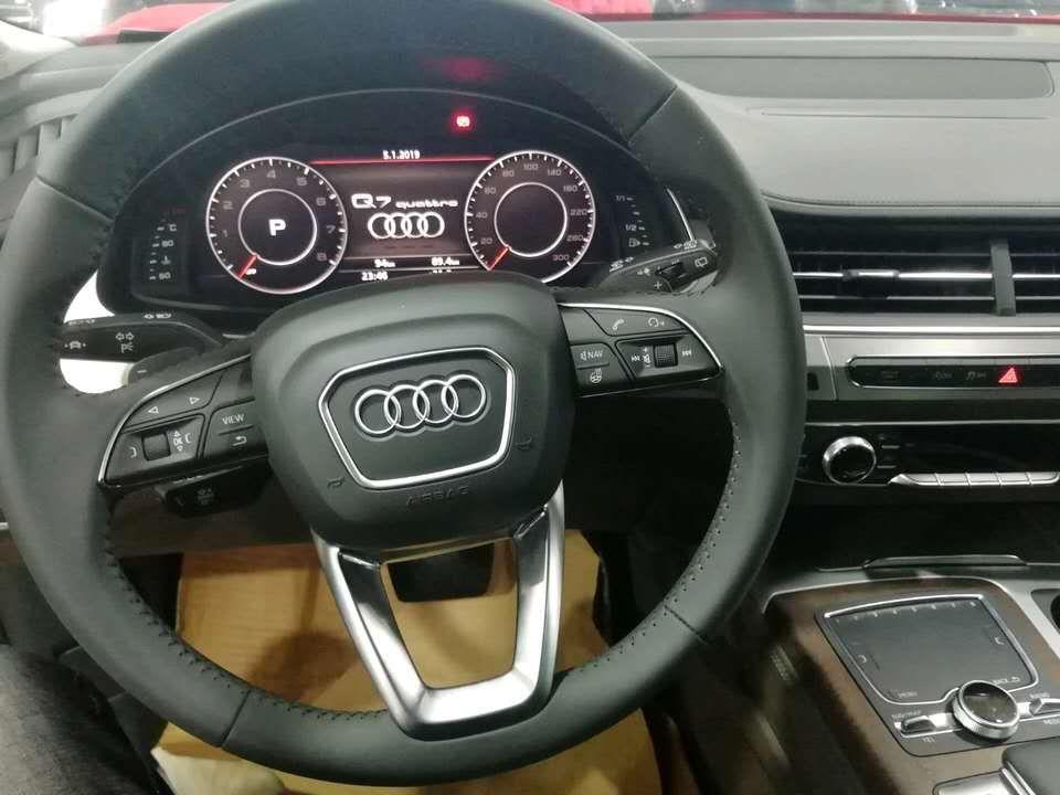 奥迪q7-购车总价 | 这款车的裸车价格是79.25万！加上购车税！保险！上牌！具体也没算！不过大家也都知道个大概吧！买车送了全车贴膜脚垫侧踏！不过质量都不怎么好也没用！
同级对比 | 当时也是看了很多车型！跑了许多家4s店！也试驾了很多车！看过奔驰宝马的好几款车型！后来还是觉得买了这款车！也许是开习惯了前一辆车就是用的奥迪q5！这就和看媳妇是一样的对眼了就不说别的！
故障吐槽 | 就感觉音响还欠缺一点！其他没什么毛病！后期有情况的话在追加吧！
空间 | 空间对于一台中大型suv来说肯定是不用多说的！不管