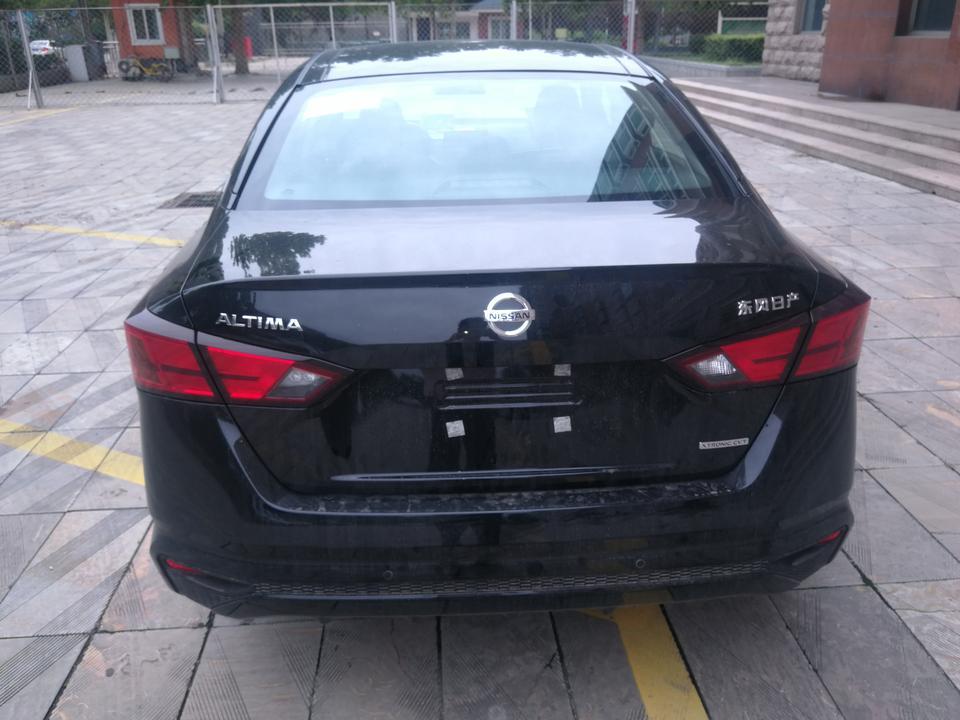 购车总价 | 裸车15.08，落地17.2左右。
同级对比 | 定车前比较过雅阁，迈腾等B级车，也看过宝来速腾和轩逸，总的来说性价比还是天籁更胜一筹，空间妥妥的够用，动力2.0自吸家用也足够了，三大件除了变速箱口碑都还不错，保值的话没怎么考虑，我个人认为我不是个能频繁换车的人，主要是经济能力不允许。其实最开始考虑的是宝来和轩逸，但是四儿子店你们知道的，轩逸一分优惠没有，落地要14多了。宝来高傲的像一只白天鹅，最后在同事的鼓捣下看了本田和迈腾还有天籁。本田得益于近期发动机故障问题，果断拜拜，迈腾的话主要是我