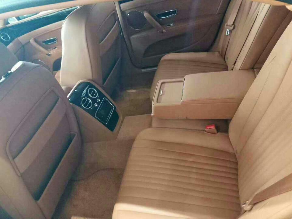 宾利飞驰的双涡轮增压507HP，动力足够强大，路上几乎秒杀所有车，只怪中国路况千差万别，要是国外良好的路况，几乎可以为所欲为。加速表现：加速那叫一个快，红灯起步没有对手，高速基本上也没有。跑高速：高速非常平稳，首先得益于它的自重，其次来源于它的车身流线型设计。动力平顺性：8速手自一体变速箱，在当今这个先进的时代，谈不上最优秀，但是动力平顺性也足够优秀，动力衔接几乎没有迟滞，能完美领悟驾驶者的意图（尤其是100--180）足够有力，由于是新车没敢太超速，安全第一。但是总感觉有用不完的劲，只要你敢踩油门，你就