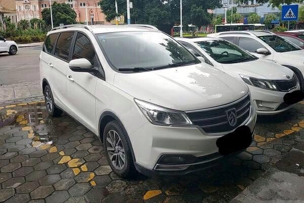 购车总价 | 裸车价6.99万，落地价一共8.1万，性价比太高了。
同级对比 | 之前也有看过雪弗兰的沃兰多，同样是7座，但宝骏730的性价比更高一些。8万左右就可以买到配置这么不错的SUV7座车型，真的很值了。
故障吐槽 | 整体来说我目前对这款车没有什么不满意
的地方。
空间 | 空间这一方面确实做的挺好的,后排没有
坐人的情况下座椅都是可以放倒的,如果
要装很多东西的时候,就可以把座椅都放
倒,这样就会有很大的一个空间了。空间
还是很大的人特别是储物空间,特别多
颜值 | 外观还不错,看过去很有时尚